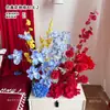 Decoración de Habitación de Boda con un Estilo Chino de Alta Gama, Cortinas de Colores Contrastantes Rojo y Azul, Pared del Fondo de la Cabecera con el Carácter de Doble Felicidad, Habitación de la Novia