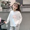 Camiseta de manga larga de algodón puro para niñas, nuevo estilo primavera y otoño 2026, camiseta básica de cuello redondo dulce con dibujos animados, top casual para niños mayores