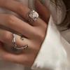 Anillo de plata con forma de cruz de circonita de estilo frío para mujer, diseño de nicho, anillo de lujo ligero, anillo de pareja personalizado.