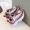 Zapatos de malla para niños, nuevos para primavera y otoño, estilo papá, zapatillas deportivas transpirables para niñas, zapatos casuales versátiles con botones para niños mayores
