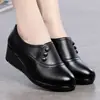 Zapatos de piel para mujer Bai Zhenhe para edades de 40 a 50 años, zapatos de tacón medio para madre, estilo británico, zapatos de piel de suela blanda para personas de mediana edad y mayores