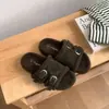 Nuevas Pantuflas de Lana Cachemir Otoño/Invierno 2026 Para Exteriores Chanclas con Hebilla de Cuero Zapatillas de Algodón con Suela Gruesa de Cuero Mate para Mujer
