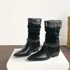 Botas de media caña estilo páramo con detalle de cadena para mujer, punta fina retro, tacón grueso, botas vaqueras plisadas, versátiles y estilizan para otoño e invierno