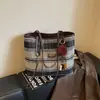 Bolsa Casual de Grande Capacidade para Axila Feminina 2026 Nova Moda Simples Bolsa de Ombro Listrada para o Dia a Dia Bolsa Tote Simples