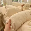 2026 Novo Conjunto de Quatro Peças de Leite Esculpido Outono Inverno Coração de Menina Borla Capa de Edredom Lençol de Cama Aquecido Antiestático Roupa de Cama