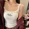 Estilo dulce y sexy, camisola con volantes y bordado de letras con copas incorporadas, adecuada para usar como prenda exterior o como capa base