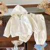 Outono/Inverno 2026 Novo Conjunto de Três Peças para Meninas: Colete com Bordado de Coelho, Jaqueta Moletom com Capuz e Calça de Moletom Cor Sólida