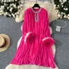 Vestido Plissado Curto Solto de Manga Longa com Gola Redonda, Costura de Penas Vazadas com Diamantes, Estilo Europeu e Americano, Outono 2024