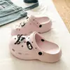 Versátiles y DuraderosModa de Verano Viaje Zapatos de Agujeros EVA Manicura Linda Gato Transpirables Elevadores de Altura Zapatillas de Punta Cerrada
