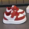 Tênis infantil de cano baixo para meninos, novos sapatos casuais de primavera e outono para bebês, tênis de corrida respiráveis com sola macia para meninos