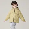Jaqueta de plumas infantil estilo novo, 90% plumas de pato branco, moderna para meninos e meninas, adequada para alunos do ensino fundamental, vestuário de inverno, com cores contrastantes e estampas, design com capuz