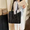 Bolsa tote de ganga elegante com decoração de rebites para mulheres, grande capacidade, adequada para o trabalho e a escola, bolsa de ombro casual versátil