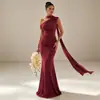 Vestido de noche estilo europeo y americano 2026 con cuello halter, hombros descubiertos, hecho de tela elástica, con silueta ajustada y cola de pez, perfecto para ocasiones formales