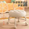 Taburete Pequeño con Ruedas Giratorias Silenciosas, Respaldo, para Uso en Casa, Taburete Bajo Deslizante para Mesa de Café en Sala de Estar, Taburete para Aprender a Caminar de Bebé, Taburete de Cuero, Taburete Deslizante