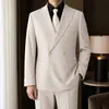 O terno masculino de duas peças com lapela entalhada é adequado para casamentos, festas, eventos de jantar, bailes de formatura e apresentações de palco.