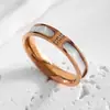 Anillo Lele Jewelry de Acero de Titanio con Tres Diamantes y Madreperla Blanca para Mujer, Nicho Simple Lujo Ligero Sensación de Alta Gama, Nueva Joyería Transfronteriza