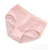 Um lote de calcinhas de algodão puro para meninas e garotas Uma calcinha de algodão puro de cintura média para o verão para mulheres sem bumbum e com bordas