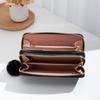 Cartera de doble capa con bola de pelo sencilla y bordada con tarjetero largo y doble cremallera