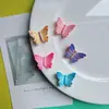 Accesorios de mariposa coloridos simulados personalizados al por mayor para ropa hecha a mano para bricolaje, pinzas para el cabello, cajas de almacenamiento, zuecos, bolsos y fundas para auriculares