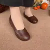 Sapatos femininos brancos de calçar para mães, coleção outono 2026, com sola macia, antiderrapantes, confortáveis para meia-idade e idosos, sapatos baixos