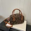 Bolsa pequena quadrada com estampa de leopardo retrô, estilosa e versátil, um novo design transfronteiriço para mulheres, adequada para carregar sob o braço ou como bolsa de ombro