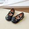 Sapatos de Princesa para Meninas 2026 Novo Estilo Primavera e Outono Sapatos de Salto Único Sapatos Pequenos de Couro para Crianças Sola Macia Sapatos de Dança para Bebês e Crianças Pequenas Meninas