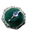Anillo de Joyería con Gema de Nuevo Color, Plata 925 Electrochapada con 18K, Incrustado con Piedra Lunar Azul Natural, Diseño Redondo Simple, Una Pieza para Venta al Por Mayor