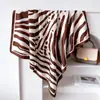 Pañuelo Cuadrado Grande de Seda Oblicua Estilo Británico 90 Estampado de Cebra Seda Moda Bufanda Chal Versátil
