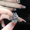 Anel de Design de Gemas Geométricas Vermelhas Vintage para Homens e Mulheres Nicho Personalidade Punk Diablo Anel de Metal de Textura Oca