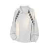Otoño 2026 Nueva Marca de Moda Estilo Americano Camiseta Casual de Manga Larga con Parches y Rayas, Hombro Normal de Peso Pesado y Cuello de Solapa