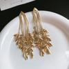Pendientes de lujo con borlas geométricas triangulares y flores incrustadas con diamantes, de aguja plateada, exagerados, de alta gama, con diseño transfronterizo europeo y americano para mujer.
