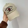 Boné de Baseball Estilo Americano com Bordado de Letras Color-Block Desgastado para Mulheres com Circunferência de Cabeça Grande, Faz o Rosto Parecer Menor, Boné Versátil Casual com Aba Curta para Homens, Tendência
