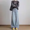 Jeans feminino de perna larga em cor clara, estilo relaxed, nova coleção outono 2026, plus size, cintura alta, modelagem que afina e comprimento até o chão com caimento fluido, adequado para corpos tipo pera.