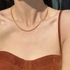Collar elegante de cadena para clavícula con perlas redondas de grano de arroz pequeño en oro claro, estilo nicho, combinable con todo, 2023.
