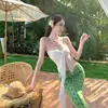Conjunto de Férias à Beira-Mar em Phuket, Tailândia, Conjunto de Duas Peças Feminino com Top Branco Tubinho e Saia Verde de Bolinhas que Marca o Quadril