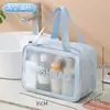 Bolsa de cosméticos impermeable mate personalizada, neceser apto para viajes, gran capacidad, material de PVC, con compartimentos separados para artículos húmedos y secos, y un asa para facilitar su transporte
