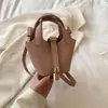 Mini súper caliente bolsa pequeña cruzada para mujer 2026 nuevo mini nicho otoño e invierno exquisita sensación de alta gama para niñas bolsa tipo sobre rojo
