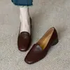 Mocassins Femininos de Couro Macio Estilo Retrô Francês Salto Grosso Sapatos Pequenos de Couro Outono 2025 Novas Sapatilhas de Salto Baixo