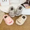 Pantuflas peludas para niños para usar en exteriores, nuevo estilo coreano otoño/invierno 2026, diseño simple, unisex, de suela gruesa, pantuflas de algodón de una tira para niñas