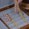 Pendientes Largos con Borlas Estilo Espiga de Trigo con Circonita Morada Modelo Nuevo 2026 Lujo Ligero Sensación de Alta Gama Pendientes Adelgazantes para Caras Redondas