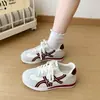Zapatillas blancas casuales ligeras, versátiles, súper modernas e increíblemente estilosas para mujer, nuevas de otoño 2026, zapatillas de entrenamiento retro alemanas
