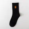 Entra en el Nuevo Estilo de Calcetines de Mujer de Algodón de Alta Calidad, Calcetines Negros y Naranjas Bordados en Naranja, Calcetines de Media Pantorrilla Amarillos B de Dos Tonos para Mujer, Directo del Fabricante