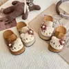 Meias-pantufas infantis para meninas para usar ao ar livre, primavera e outono de 2025, sapatos fofos e confortáveis com desenho estilo Birkenstock, novo modelo com biqueira fechada