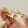 Pulseira de Abertura com Mola, Flor Borboleta Estilo Francês, Incrustada com Diamantes, Aço Inoxidável Banhado a Ouro, Joia Elegante e Requintada, Não Desbota