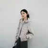 Jaqueta de Algodão com Penas Feminina Curta Patchwork Casaco de Algodão 2026 Chegada Nova de Inverno Com Capuz Leve Quente Falso Duas Peças Top Outerwear