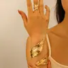 Suministro Transfronterizo Europeo y Americano Moda Retro Pulsera Anillo de Metal Dorado con Pliegues de Hoja Traje Abierto de Dos Piezas para Mujer