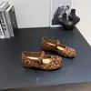 Zapatos Mary Jane con estampado de leopardo y cierres de velcro, modelo nuevo de verano estiloso 2026, ligeros, que aumentan la altura, adelgazantes para el pie, zapatillas de ballet