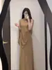Conjunto de duas peças de xale elegante estilo vintage e vestido camisola, um look completo e estiloso para o verão