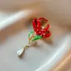 Broche Vintage de Esmalte Rojo Magnolia con un Diseño de Borlas de Gota de Agua de Perla, Accesorio Floral de Alta Gama para Qipao Estilo Chino