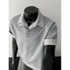 Camiseta Listrada Estilo Americano Falsa Duas Peças Manga Curta para Homens e Mulheres, Tendência de Verão Marca Solta Versátil Par Camisa Polo Manga Meia Manga Top